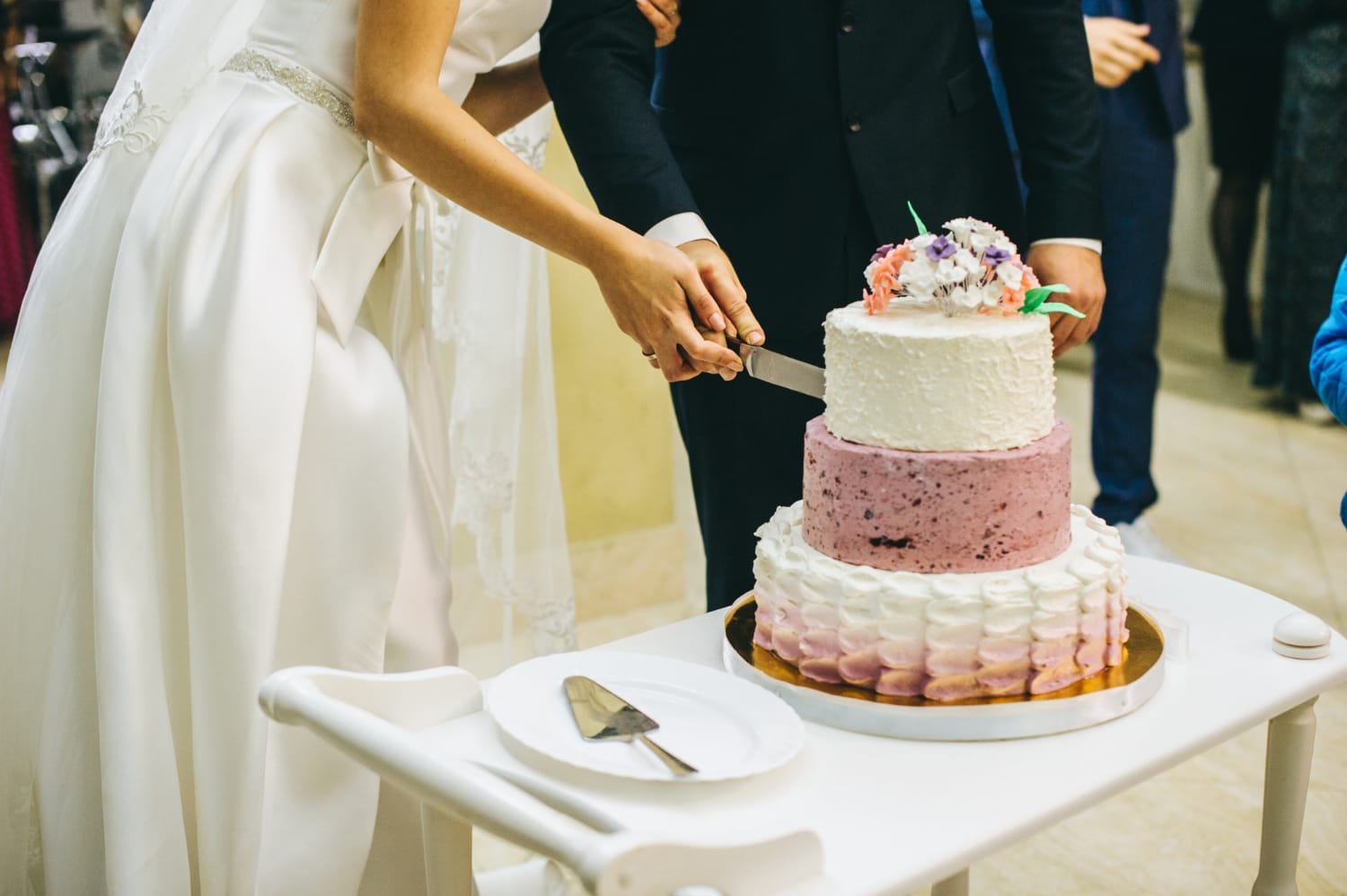 How Much Wedding Cake Do You Need?: A Practical Planning Guide 10 Bride cutting a wedding cake