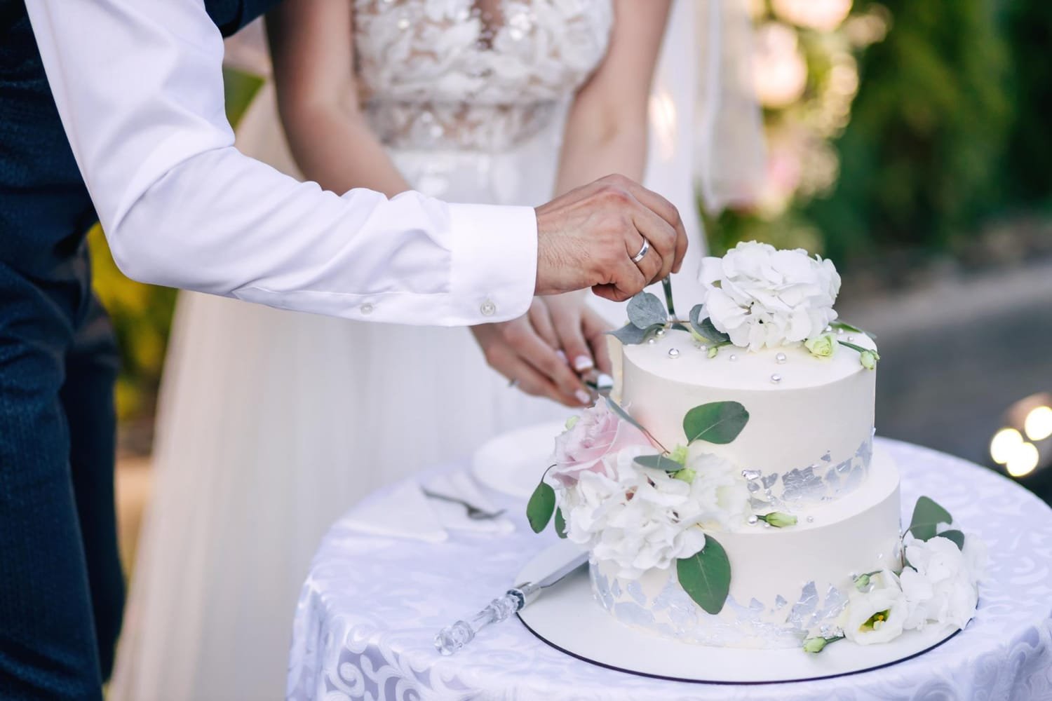 How Much Wedding Cake Do You Need?: A Practical Planning Guide 12 Wedding cake cutting ceremony