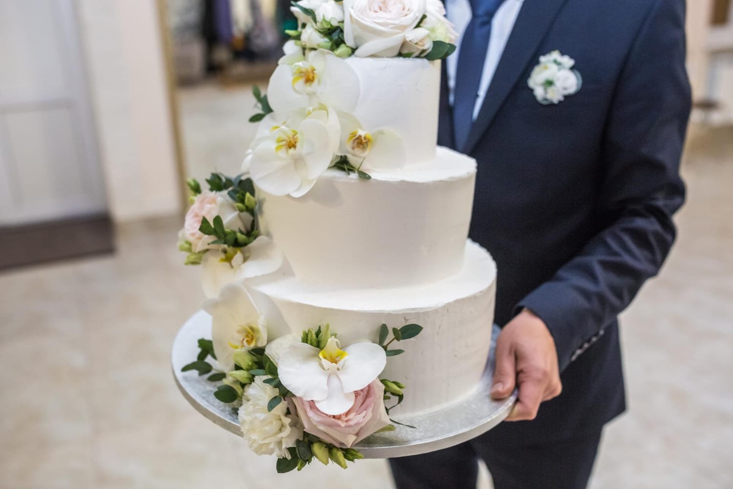 How Much Wedding Cake Do You Need?: A Practical Planning Guide 6 Elegant wedding cake with flowers