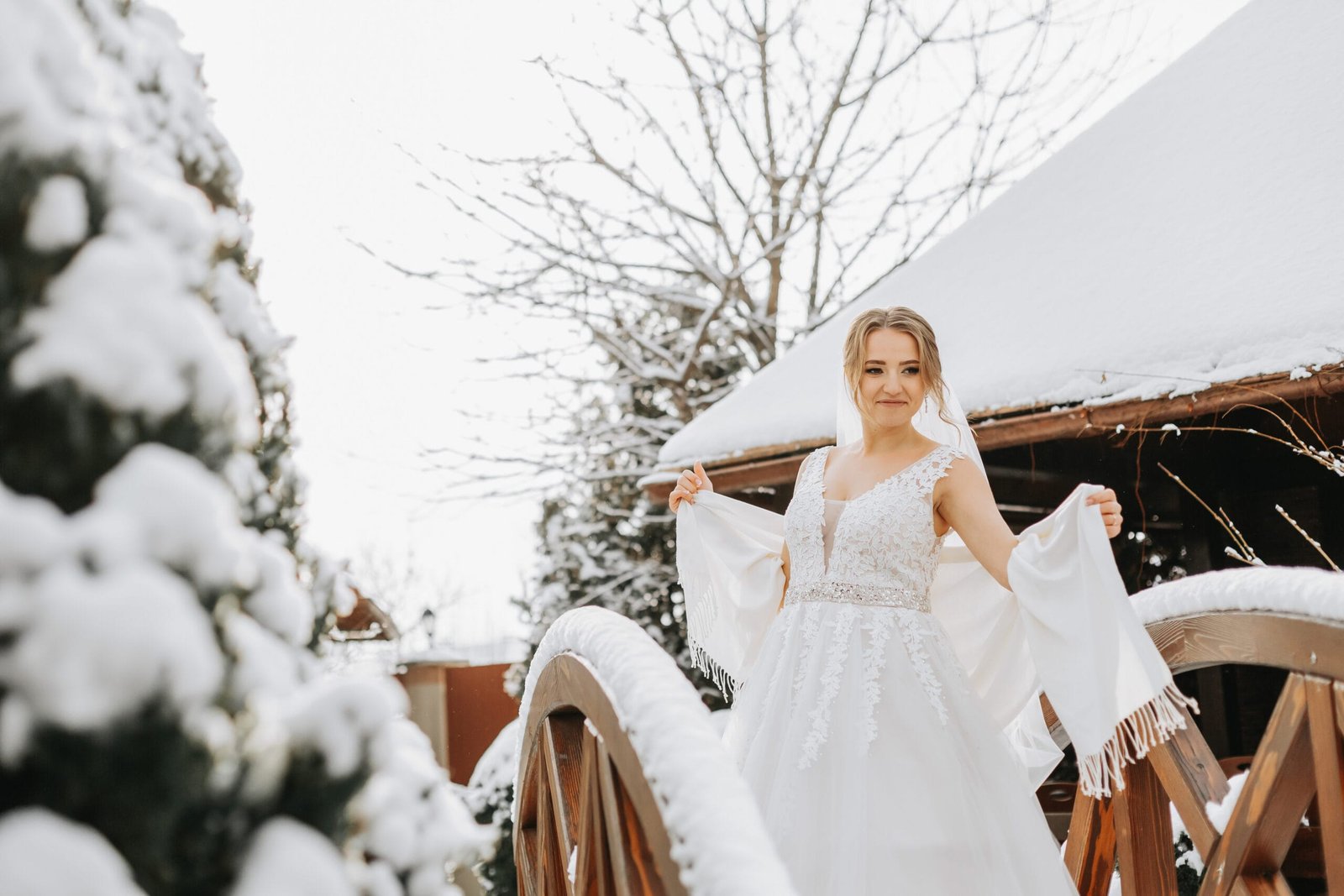 Winter Wedding Venue Decor and Lighting Ideas That Work After Sunset 27 Winter Wedding Venue Decor and Lighting Ideas That Work After Sunset