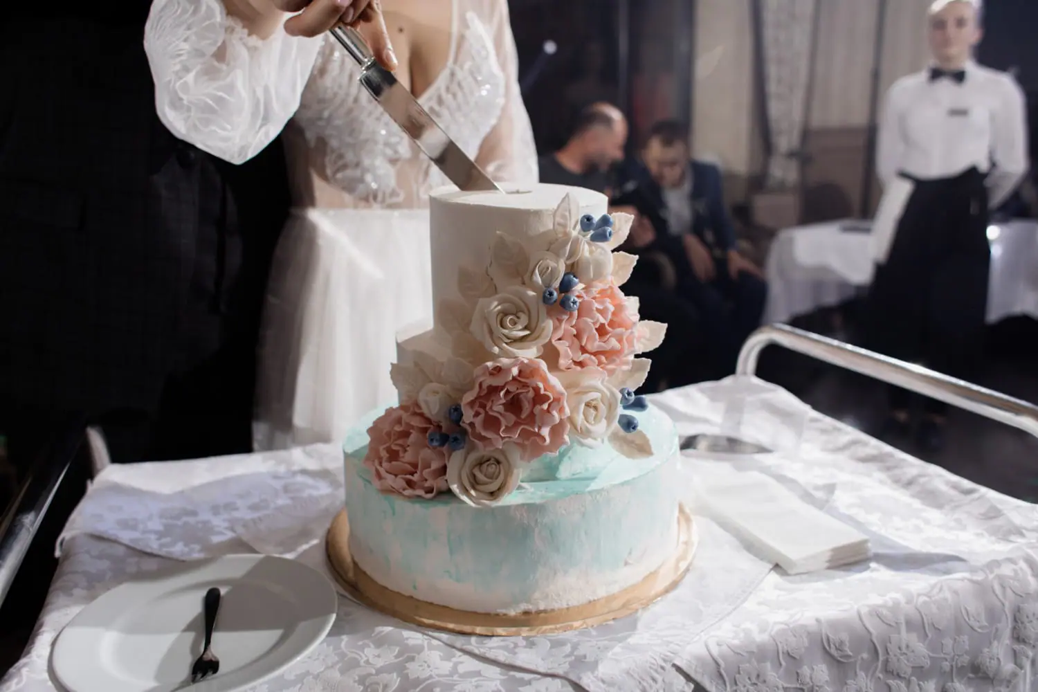 Average Price of Wedding Cake 40 What's the average price of a wedding cake in 2026? Here's the real number, per slice and per tier — plus the hidden cutting fee, the best budget alternatives, and this year's design trends.