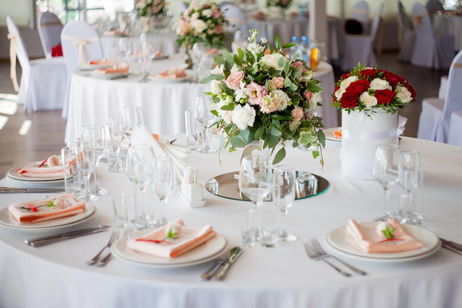 Wedding Linen Rental: Hidden Costs and Fees the Quote May Not Show 17 Wedding decor. Flowers in the restaurant, table setting