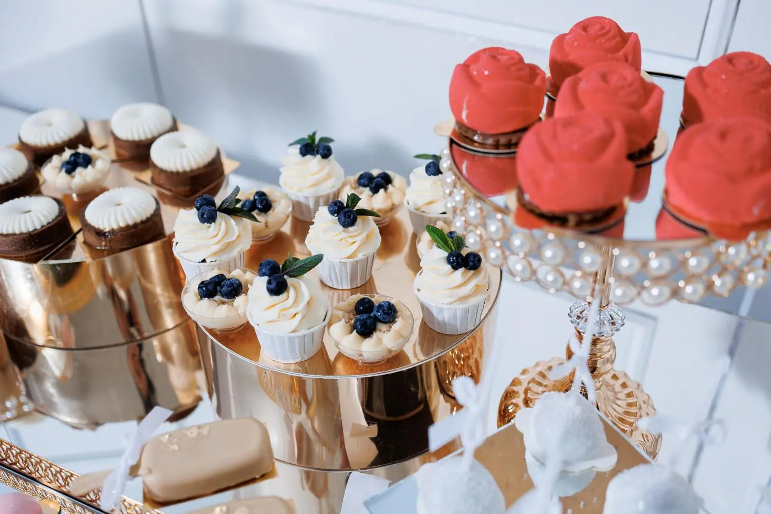 Average Price of Wedding Cake 37 What's the average price of a wedding cake in 2026? Here's the real number, per slice and per tier — plus the hidden cutting fee, the best budget alternatives, and this year's design trends.