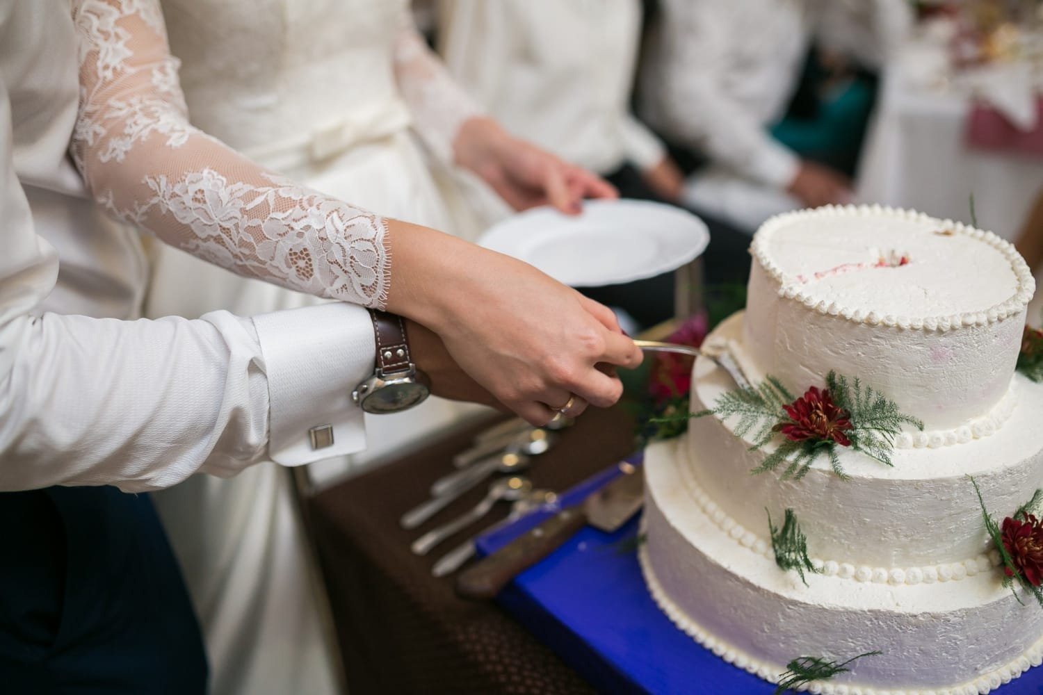 Average Price of Wedding Cake 42 What's the average price of a wedding cake in 2026? Here's the real number, per slice and per tier — plus the hidden cutting fee, the best budget alternatives, and this year's design trends.
