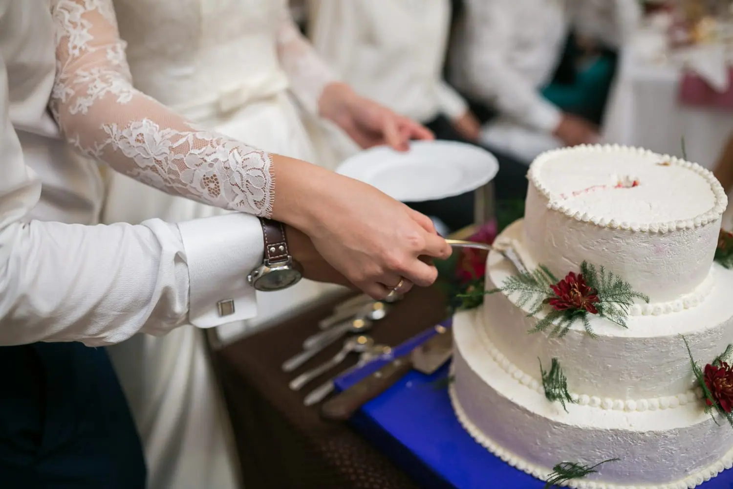 Average Price of Wedding Cake 42 What's the average price of a wedding cake in 2026? Here's the real number, per slice and per tier — plus the hidden cutting fee, the best budget alternatives, and this year's design trends.