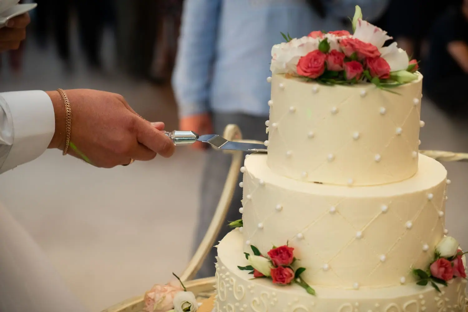 Average Price of Wedding Cake 34 What's the average price of a wedding cake in 2026? Here's the real number, per slice and per tier — plus the hidden cutting fee, the best budget alternatives, and this year's design trends.