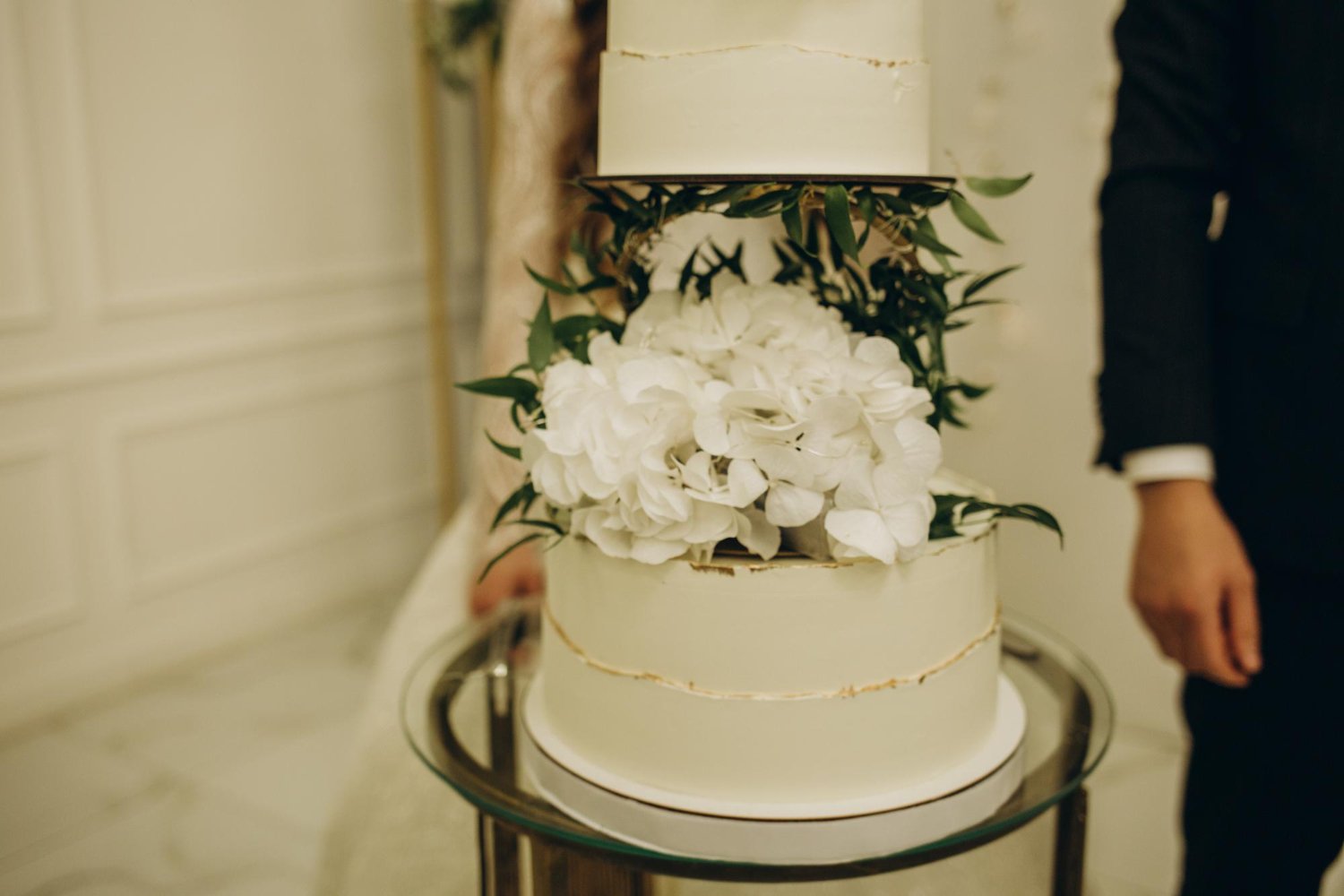 Wedding Cake Cost: Hidden Costs, Minimums, and Service Fees 18 Delivery, Setup, and Handoff: The Logistics Nobody Photographs
