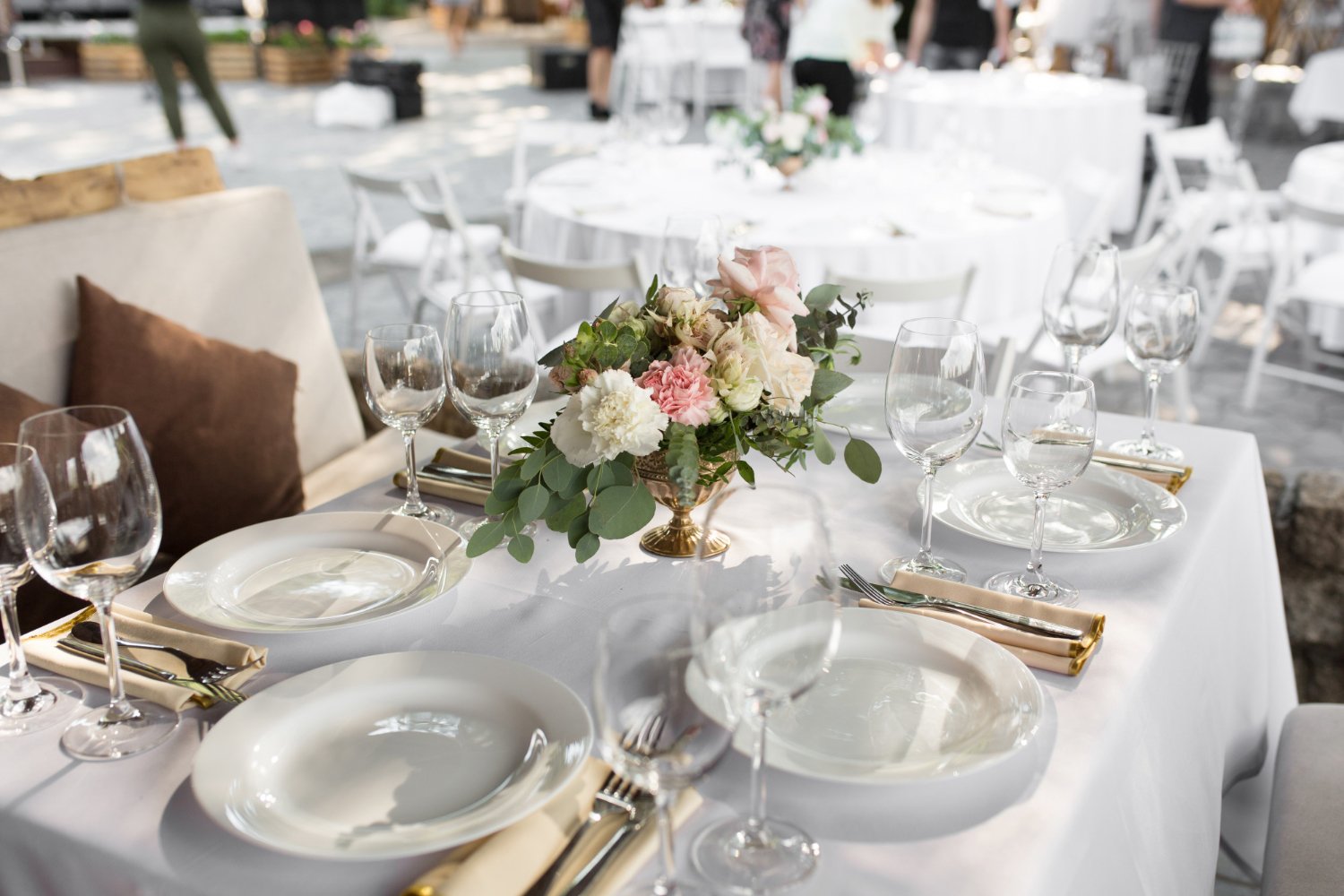 Wedding Linen Rental: Hidden Costs and Fees the Quote May Not Show 18 Wedding table setting decorated with fresh flowers in a brass vase.