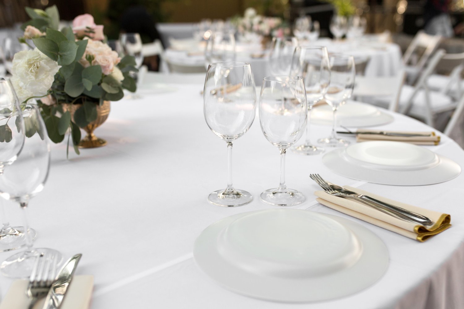 Wedding Linen Rental: Hidden Costs and Fees the Quote May Not Show 20 Wedding table setting decorated with fresh flowers in a brass vase