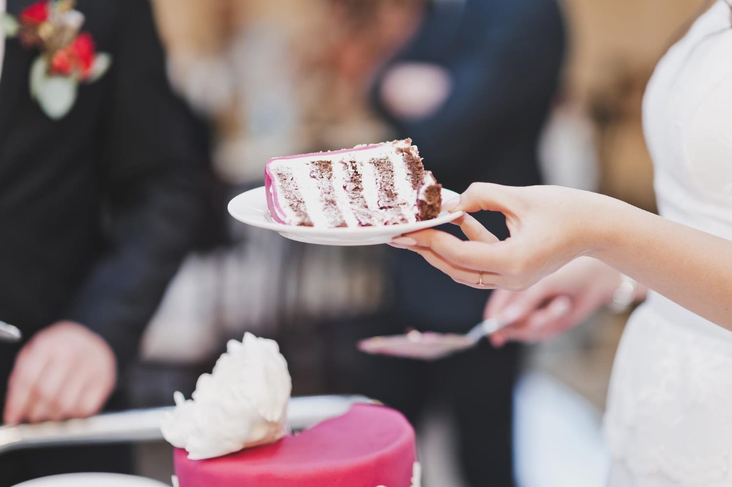 Average Price of Wedding Cake 35 What's the average price of a wedding cake in 2026? Here's the real number, per slice and per tier — plus the hidden cutting fee, the best budget alternatives, and this year's design trends.