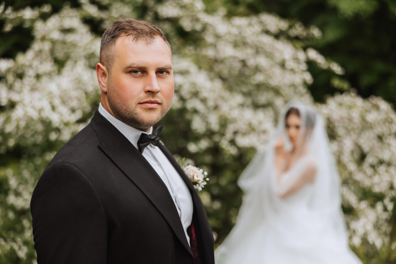 Groom's Wedding Attire: Suit Styles, Colors, and Accessories Explained 34 Groom's Wedding Attire