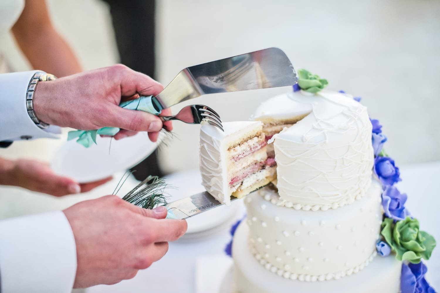Average Price of Wedding Cake 41 What's the average price of a wedding cake in 2026? Here's the real number, per slice and per tier — plus the hidden cutting fee, the best budget alternatives, and this year's design trends.