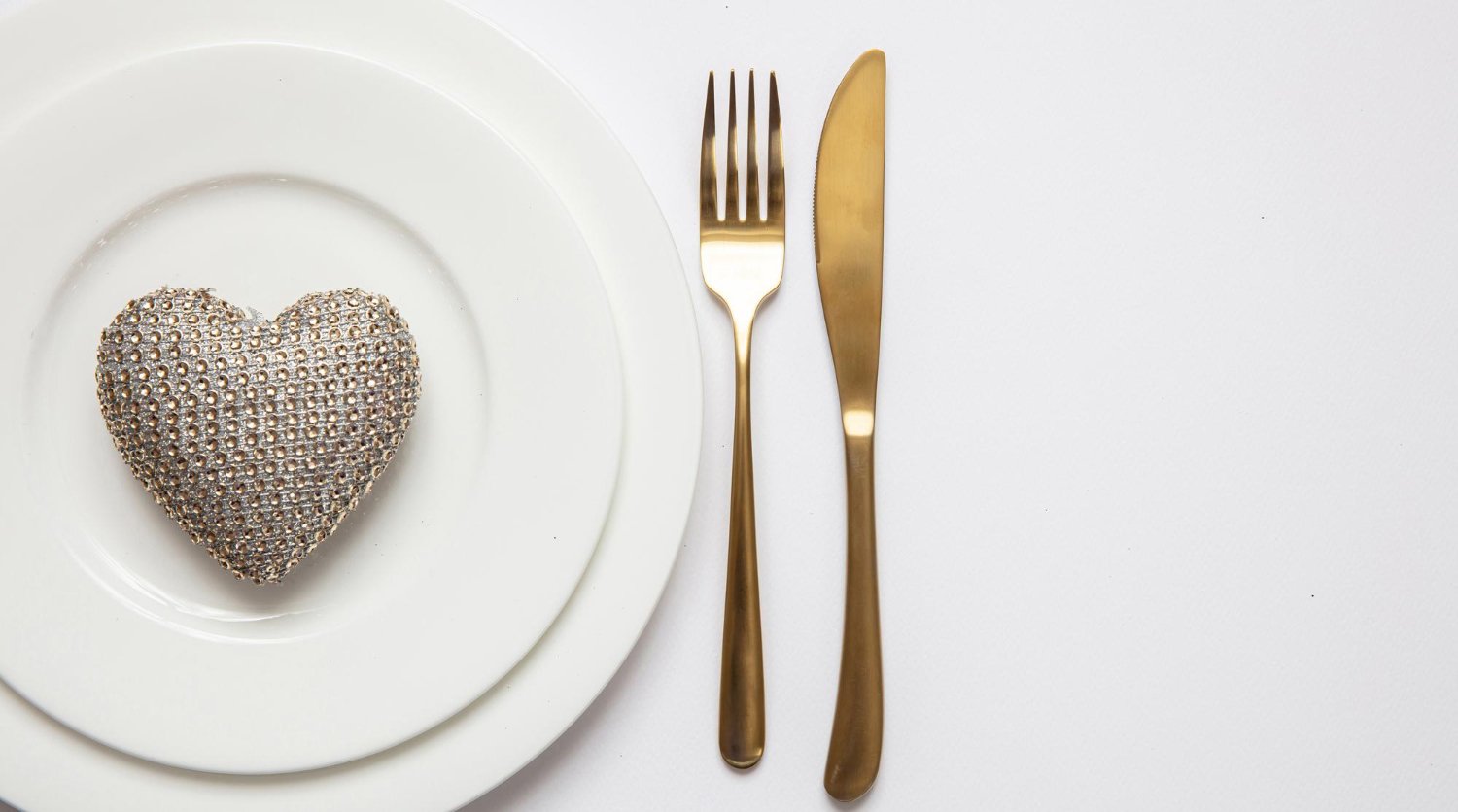 Wedding Registry Hidden Fees: What Nobody Mentions Until It Happens 13 Elegant white china place setting with gold cutlery, representing a wedding registry tableware set